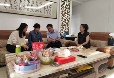 深化家企“廉”動(dòng)  弘揚廉潔清風(fēng)——貴州陽(yáng)光產(chǎn)權交易所黨委節前開(kāi)展廉政家訪(fǎng)