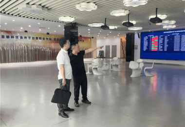 貴州烏江實(shí)驗室副總經(jīng)理田向東一行到貴州陽(yáng)光產(chǎn)權交易所下屬火炬公司進(jìn)行業(yè)務(wù)交流