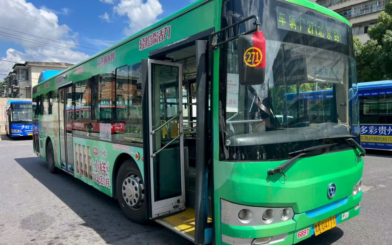 貴陽(yáng)黔爽暢行運輸有限公司10臺報廢機動(dòng)車(chē)處置